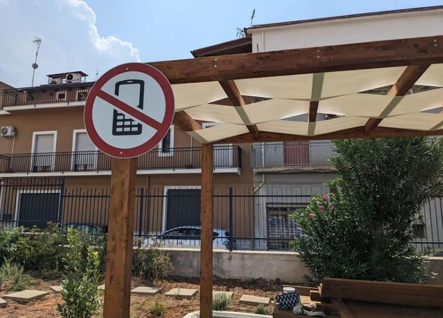 Il cartello di divieto all'ingresso del parco giochi "social free" di Balestrate Il cartello di divieto all'ingresso del parco giochi "social free" di Balestrate