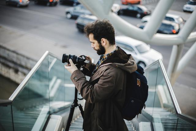 Il geek - Una reflex degna dei migliori fotografi, uno smartphone di ultima generazione e uno zaino pieno di attrezzatura fotografica...