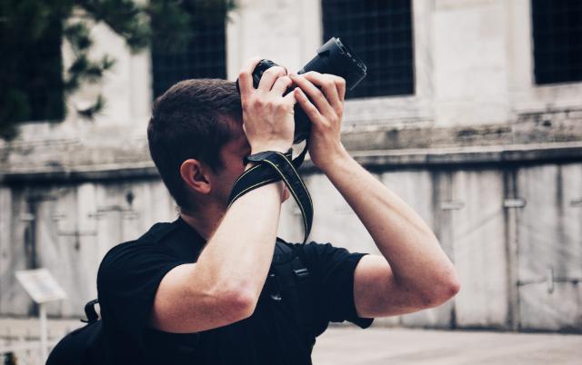 L'esagerato - Lui immortala qualsiasi cosa, in ogni momento, dal paesaggio al più piccolo dettaglio...