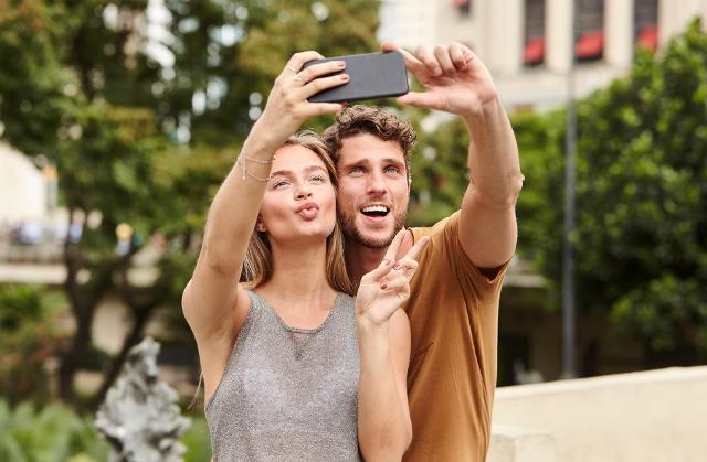 Il re e la regina del selfie - Lato destro, lato sinistro, da sopra perché allunga il viso, da sotto solo per essere un po' più spiritosi...