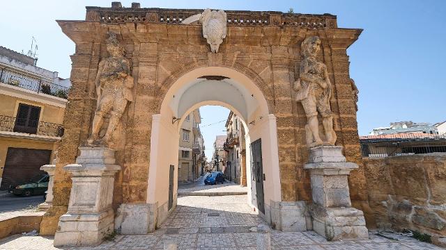 L'Arco del Padreterno, uno degli ingressi trionfali della "Villa dei Mostri" - ph Igor Petyx