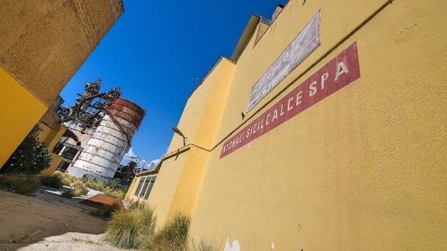 L'ingresso alla Sicilcalce, Bagheria - ph Igor Petyx