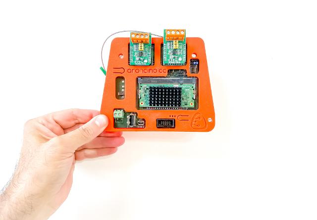 "Arancino" è una sofisticata scheda elettronica in cui un microprocessore e un microcontrollore simulano i due emisferi del cervello e, comunicando attraverso una memoria "sociale" condivisa, utilizzano algoritmi di intelligenza artificiale per prevedere danni, anomalie e criticità...