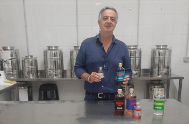 Douglas Pilato nel laboratorio di miscelazione e imbottigliamento 