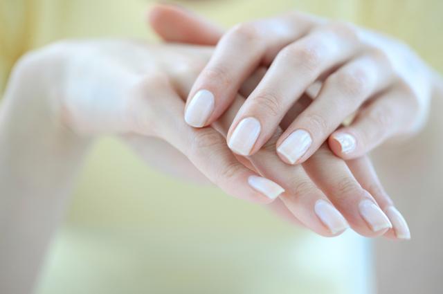 La cura delle mani inizia in inverno: come mantenerle sempre giovani e sane