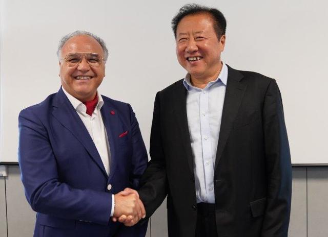 Nello Alba, CEO di Oranfrizer, insieme all'Ambasciatore cinese Guang Defu