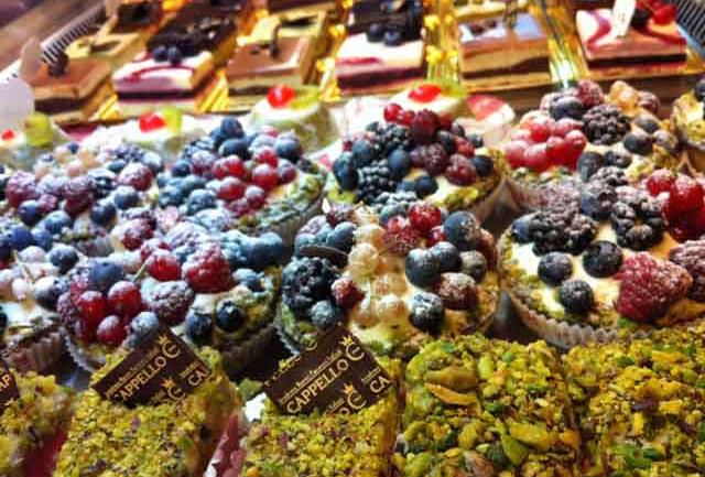 La vetrina della Pasticceria Cappello di Palermo
