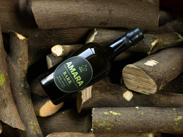La corteccia di arancio è l'ingrediente distintivo di Amara Bark, un elemento vitale nel ciclo produttivo dell'albero che invece di essere smaltito, come tradizionalmente avviene, viene nobilitato nella produzione di un amaro unico nel suo genere.
