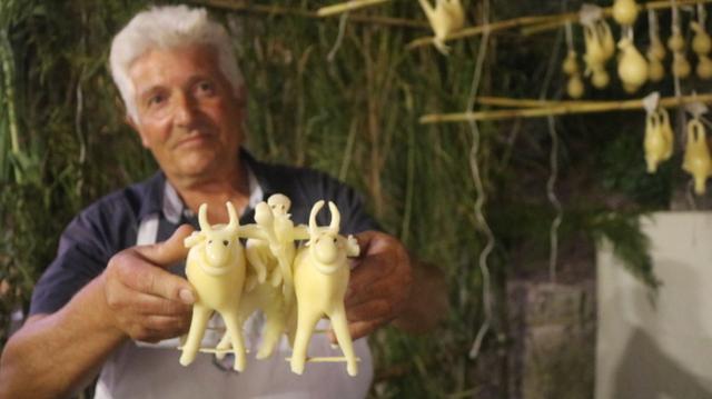 Mastro casaro di Castel di Lucio con in mano una composizione di "murriti" Mastro casaro di Castel di Lucio con in mano una composizione di "murriti"