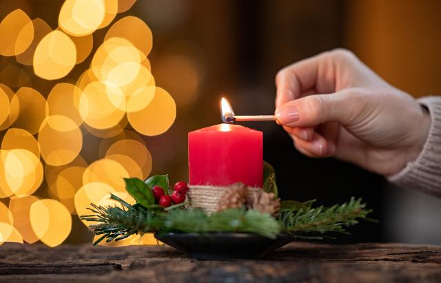 Possiamo infine aggiungere dei punti luce con le candele che rendono l'atmosfera più piacevole e si sposano bene al tema natalizio.