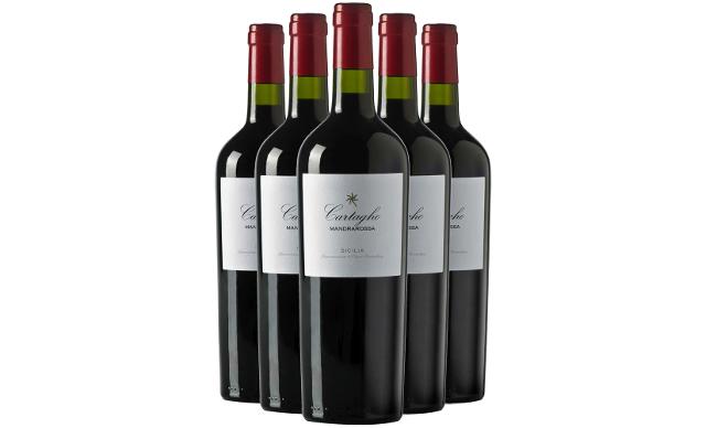Cartagho è un grande classico della produzione Mandrarossa, prodotto dalla migliore selezione di uve di Nero d'Avola...