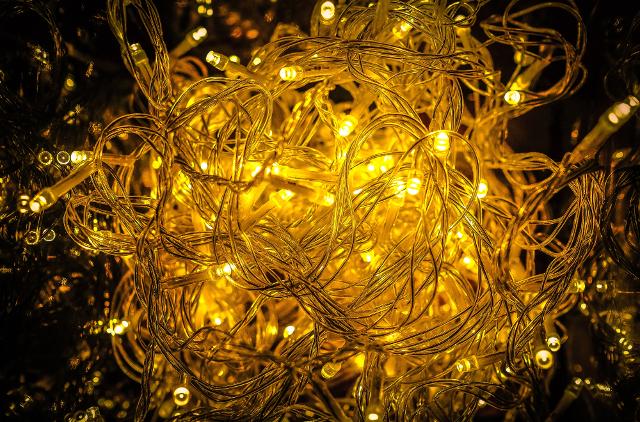 Un altro trucco è utilizzare le luci con un timer. In questo modo si riesce a contenere i consumi limitando l'accensione delle luminarie a una fascia oraria predefinita...