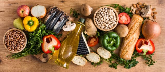 Alcuni degli alimenti che fanno parte della Dieta Mediterranea Alcuni degli alimenti che fanno parte della Dieta Mediterranea