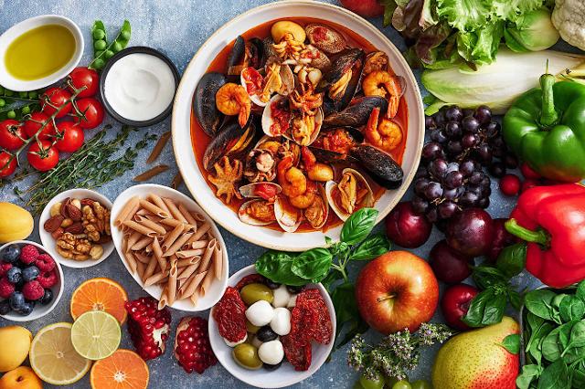 Alcuni degli alimenti che fanno parte della Dieta Mediterranea Alcuni degli alimenti che fanno parte della Dieta Mediterranea