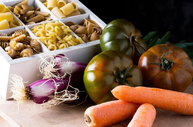 Alcuni degli alimenti che fanno parte della Dieta Mediterranea Alcuni degli alimenti che fanno parte della Dieta Mediterranea