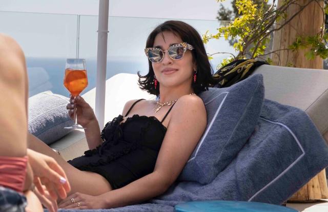 Una delle protagoniste di "The White Lotus" nella terrazza del San Domenico Palace di Taormina