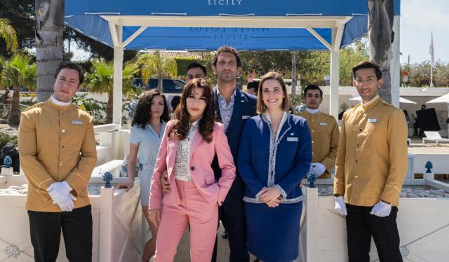 Sabrina Impacciatore e lo staff dell'albergo della serie The White Lotus girata a Taormina