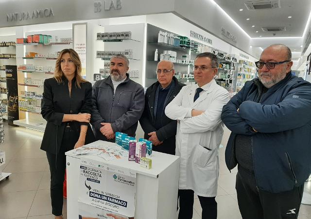 Da sx: Chiara Giuffrè (segretario dell'Ordine dei farmacisti di Palermo), Francesco Russo (medico della Missione "Speranza e carità"), Giacomo Rondello (responsabile territoriale del Banco farmaceutico), Roberto Tobia (presidente di Federfarma Palermo) e Salvatore Di Grigoli (volontario della Missione "Speranza e carità")