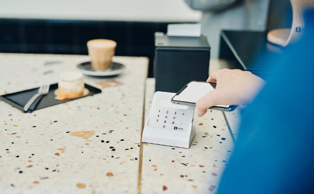 Nel 2022 a notare una maggiore predisposizione per il contactless sono gli esercenti legati alla ristorazione e alla vendita al dettaglio...