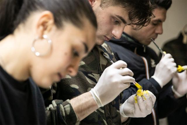 Giovani al lavoro per realizzare le decorazioni degli "Archi di Pasqua" di San Biagio Platani