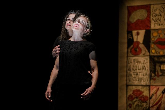 -rosa-rose-i-corpi-le-voci-al-piccolo-teatro-della-citta-di-catania