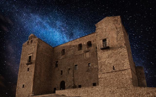 Tra le stelle che ricamano il cielo… la bella stagione a Castelbuono