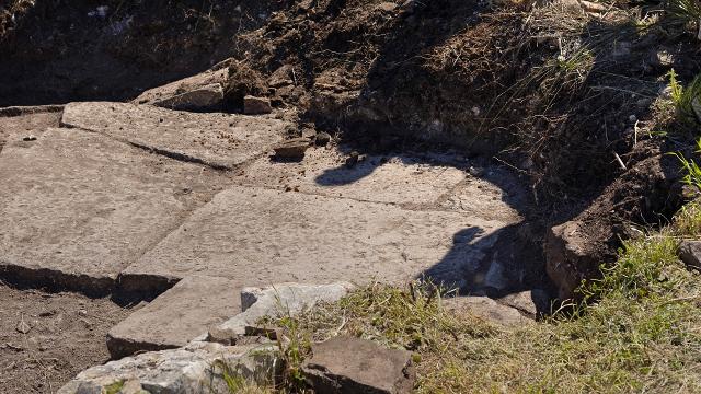 Torna alla luce l'antica strada lastricata di Segesta