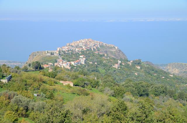 san-marco-d-alunzio-il-borgo-di-marmo-rosso