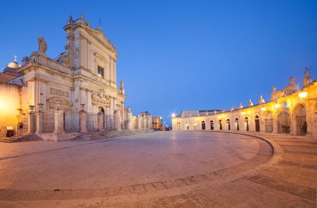 Chiesa di Santa Maria Maggiore e uno scorcio del Loggiato del Sinatra, Ispica