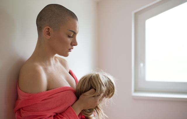 La caduta dei capelli, uno degli effetti collaterali delle cure antitumorali, è spesso vissuta come una delle problematiche più gravi associate alla malattia...