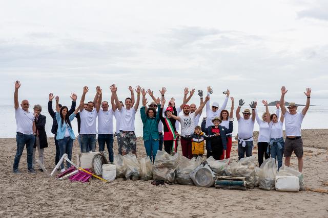 Donnafugata e Vinventions puliscono la spiaggia di Capaci