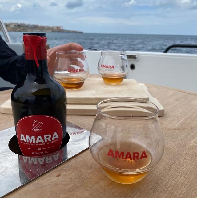 Enjoy Me Boat Rental per Amara
