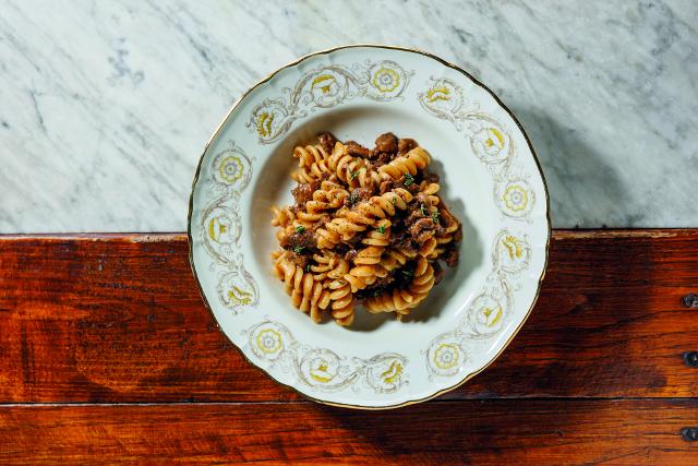 Fusilli con ragù di pecora della Chef Sarah Cicolini - ph © Giunti