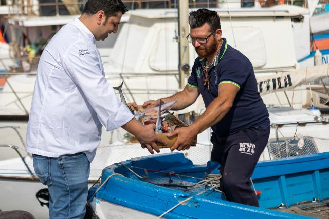 Gioacchino Gargano a Porticello per scegliere e acquistare il pescato del giorno...