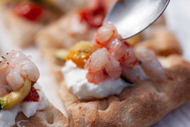 Pizza "Nuda e cruda": tartare di gambero rosso locale; burrata di bufala; datterino giallo semi dry; zucchine genovesi alla brace