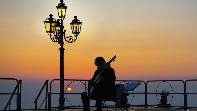 Milo, chitarrista al tramonto - ph Antonio Raciti