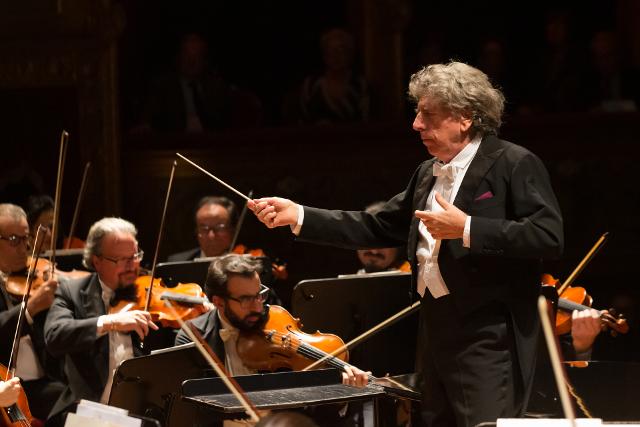GABRIELE FERRO dirige l'Orchestra del Teatro Massimo di Palermo GABRIELE FERRO dirige l'Orchestra del Teatro Massimo di Palermo