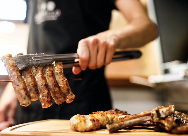 Salsiccia e costolette di suino nero dei Nebrodi alla griglia dell'Osteria del Maiale Nero