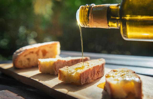Il pane e olio sono due alimenti che si migliorano a vicenda dal punto di vista nutrizionale: l'olio si accompagna benissimo al pane, riducendone l'indice glicemico.