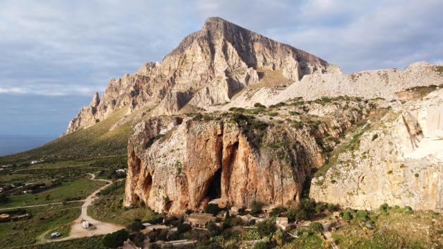 "Grotta Mangiapane", Custonaci "Grotta Mangiapane", Custonaci