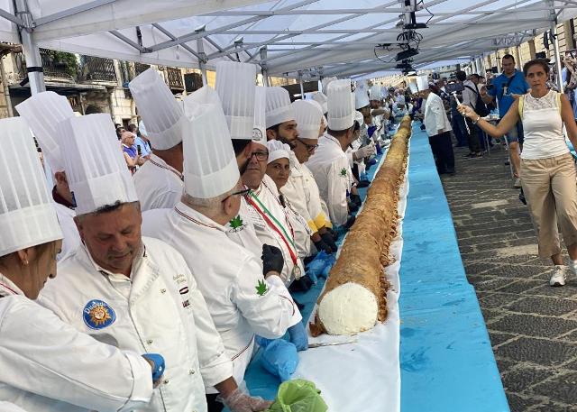 È ufficiale: il cannolo più lungo del mondo è siciliano!