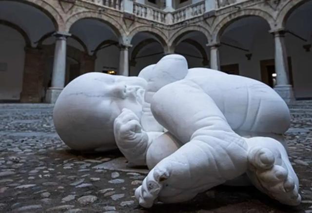 Nel cortile del Palazzo Reale di Palermo ''Look down'', l'opera di Jago