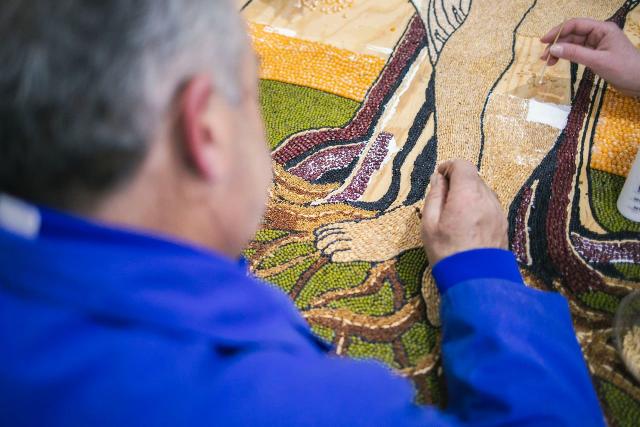 Realizzazione di mosaici "naturali" per decorare gli Archi di Pasqua di San Biagio Platani