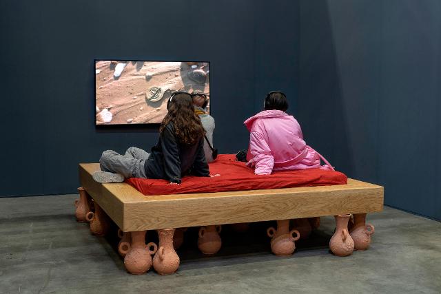 "Zolfo Rosso" di Nicola Baratto & Yiannis Mouravas (2023) - Videoinstallazione con suono sound, 15:00 min - ceramica, legno, tessuto (45 x 200 x 200 cm)