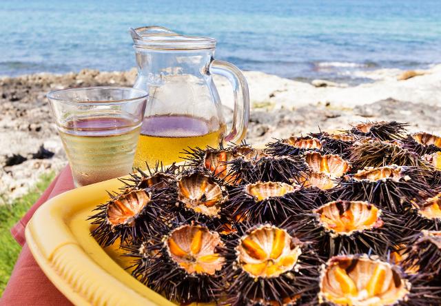 L'Inzolia si abbina in maniera eccellente con il pesce crudo, con i molluschi e con il pesce alla griglia, come la spigola o il branzino...