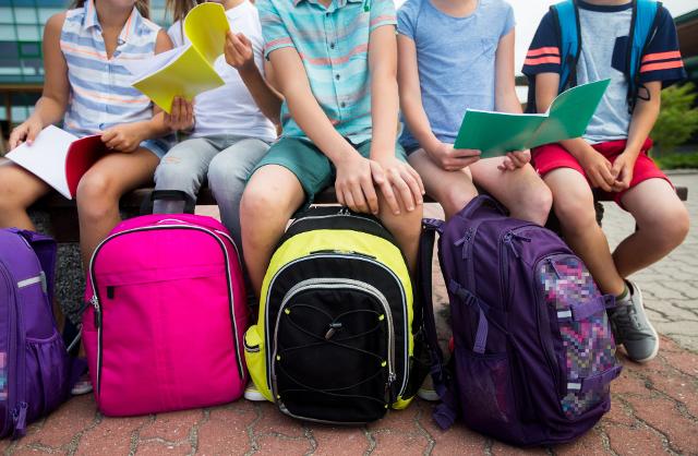 Ragazzi, zaino (di tendenza) in spalla, si torna a scuola!