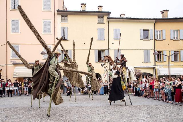 -don-chisciotte-percorre-il-centro-storico-di-aidone-en