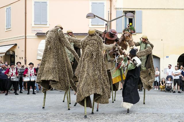 -don-chisciotte-percorre-il-centro-storico-di-enna