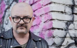 Danilo Sacco nella piazza principale di Pollina