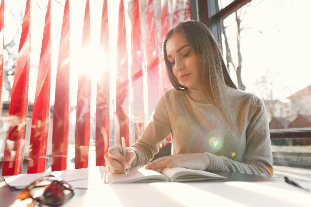 Cari studenti, attenzione: studiare con poca luce fa male agli occhi e al rendimento